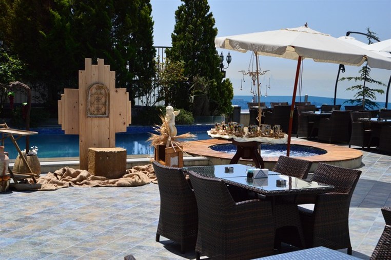 Sunday Buffet at Bay Lodge Terrace